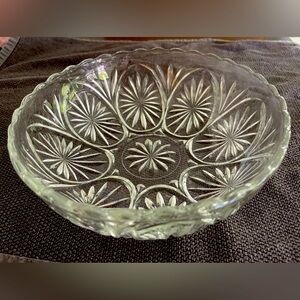Anchor Hocking Star and Cameo Medallion Clear Glass Serving Bowl. 8”Wx2.75”H.